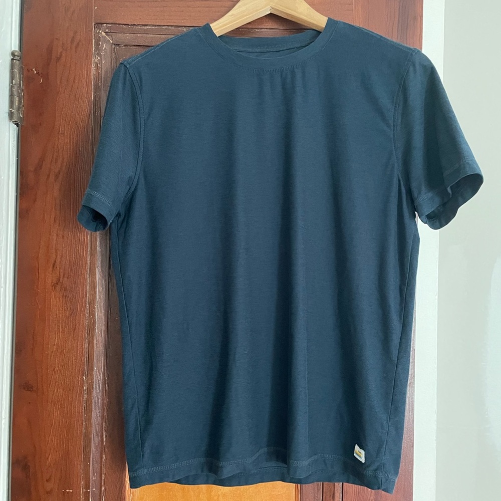 Men’s Vuori tshirt small navy blue